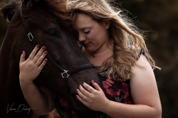 Islandstute Sefja und ihre Besitzerin am See Pferdefotografie, Shooting, Verena Dechant, Landshut, Bayern, Niederbayern, Pferdeshooting, Pferd und Mensch, Fotoshooting, Fotografin, Fotograf Landshut